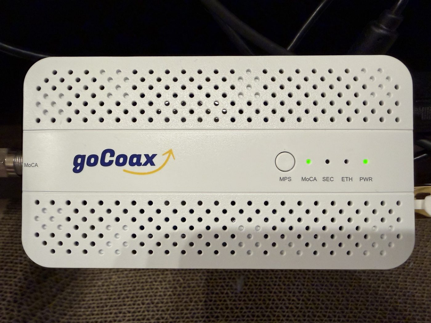 1階側に置いたgoCoax MA2500D。MoCAランプが点灯すればリンク確立