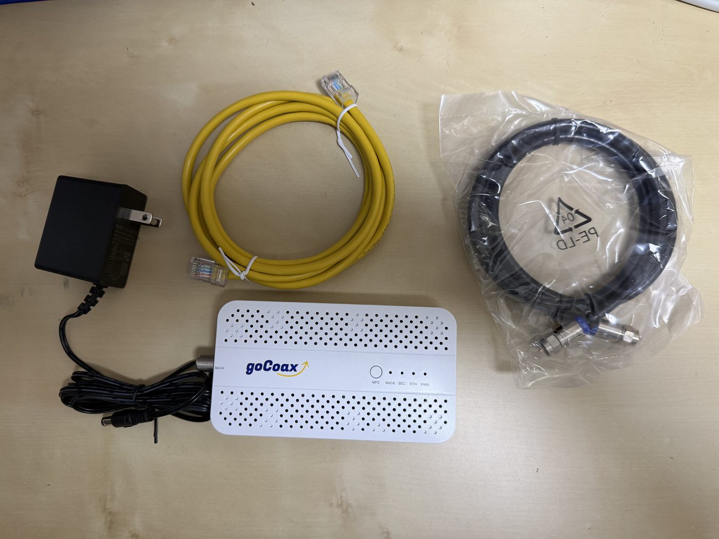 goCoax MA2500Dの開封状態。本体・ACアダプタ・黄色のLANケーブル・袋入りの同軸ケーブル